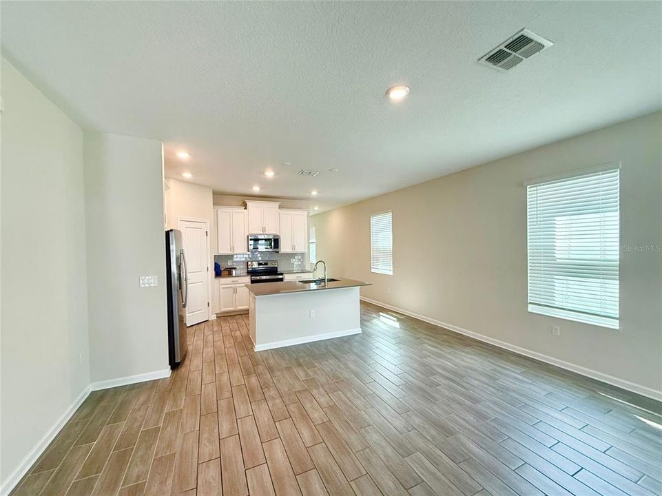 En Venta: $545,000 (4 camas, 3 baños, 2492 Pies cuadrados)