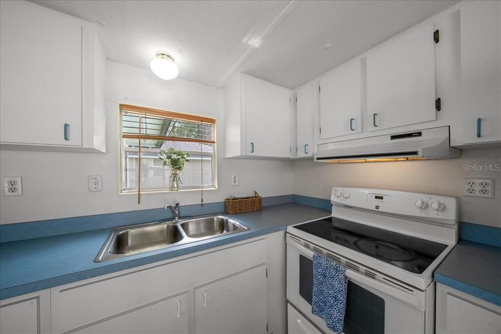 For Sale: $134,900 (2 beds, 1 baths, 720 Square Feet)