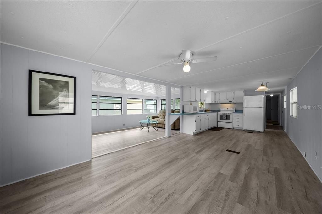 For Sale: $134,900 (2 beds, 1 baths, 720 Square Feet)