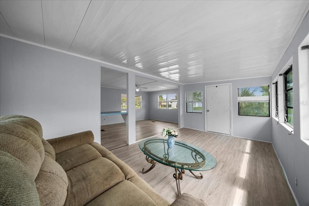 For Sale: $134,900 (2 beds, 1 baths, 720 Square Feet)