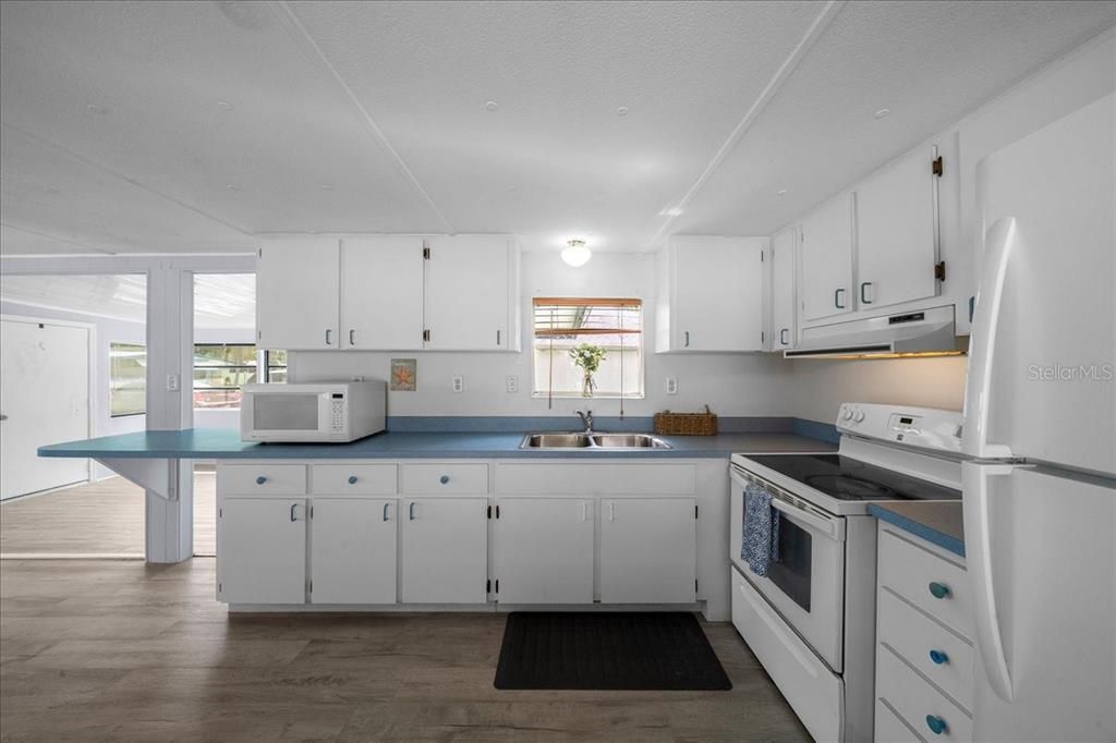 For Sale: $134,900 (2 beds, 1 baths, 720 Square Feet)
