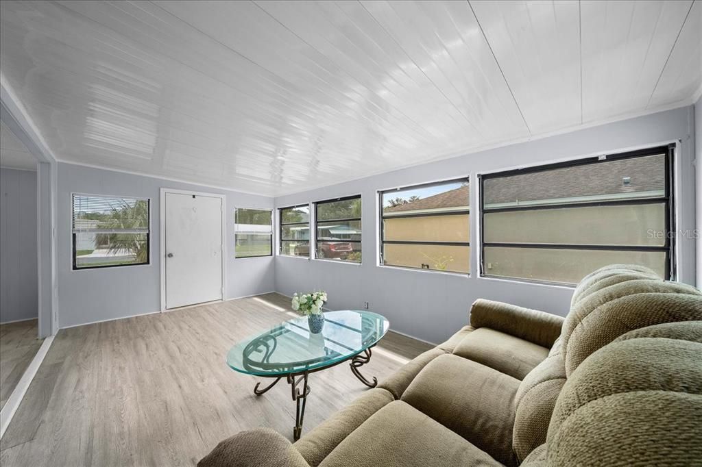 For Sale: $134,900 (2 beds, 1 baths, 720 Square Feet)