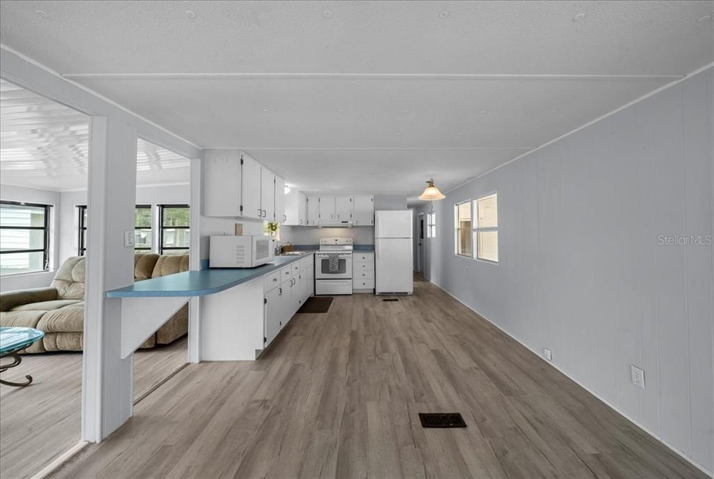 For Sale: $134,900 (2 beds, 1 baths, 720 Square Feet)