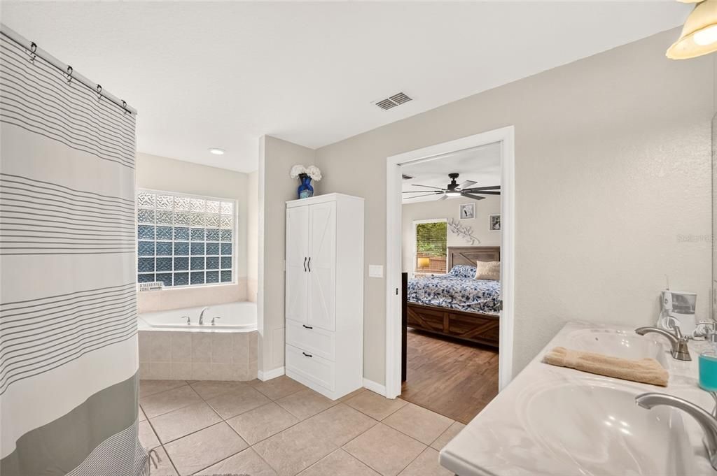 For Sale: $359,900 (4 beds, 2 baths, 2053 Square Feet)