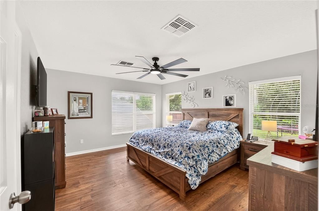 For Sale: $359,900 (4 beds, 2 baths, 2053 Square Feet)
