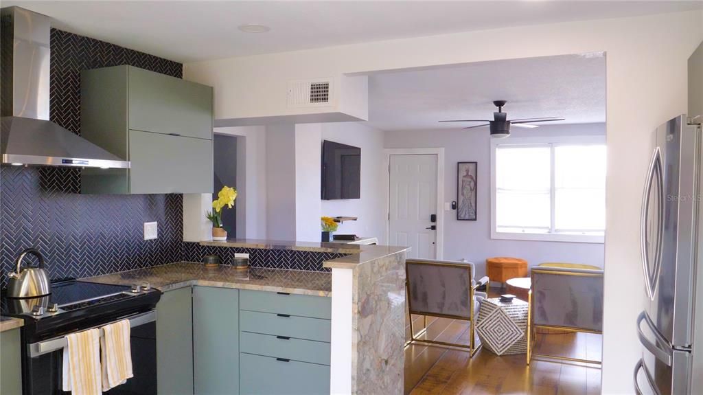 For Rent: $2,499 (2 beds, 1 baths, 900 Square Feet)