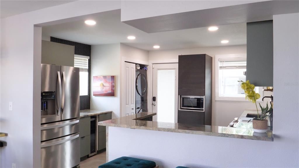 For Rent: $2,499 (2 beds, 1 baths, 900 Square Feet)