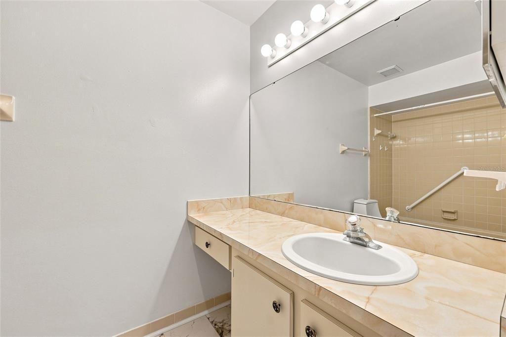 For Sale: $165,000 (2 beds, 2 baths, 1104 Square Feet)