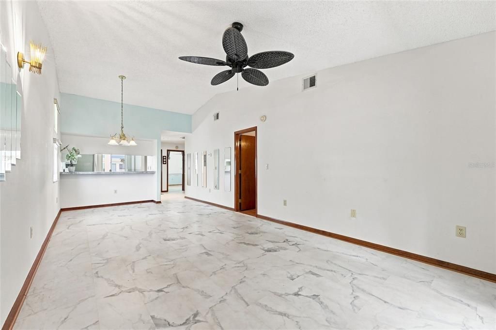 For Sale: $165,000 (2 beds, 2 baths, 1104 Square Feet)
