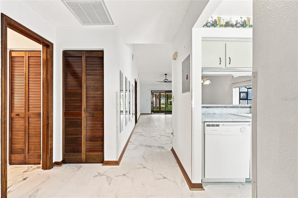 For Sale: $165,000 (2 beds, 2 baths, 1104 Square Feet)