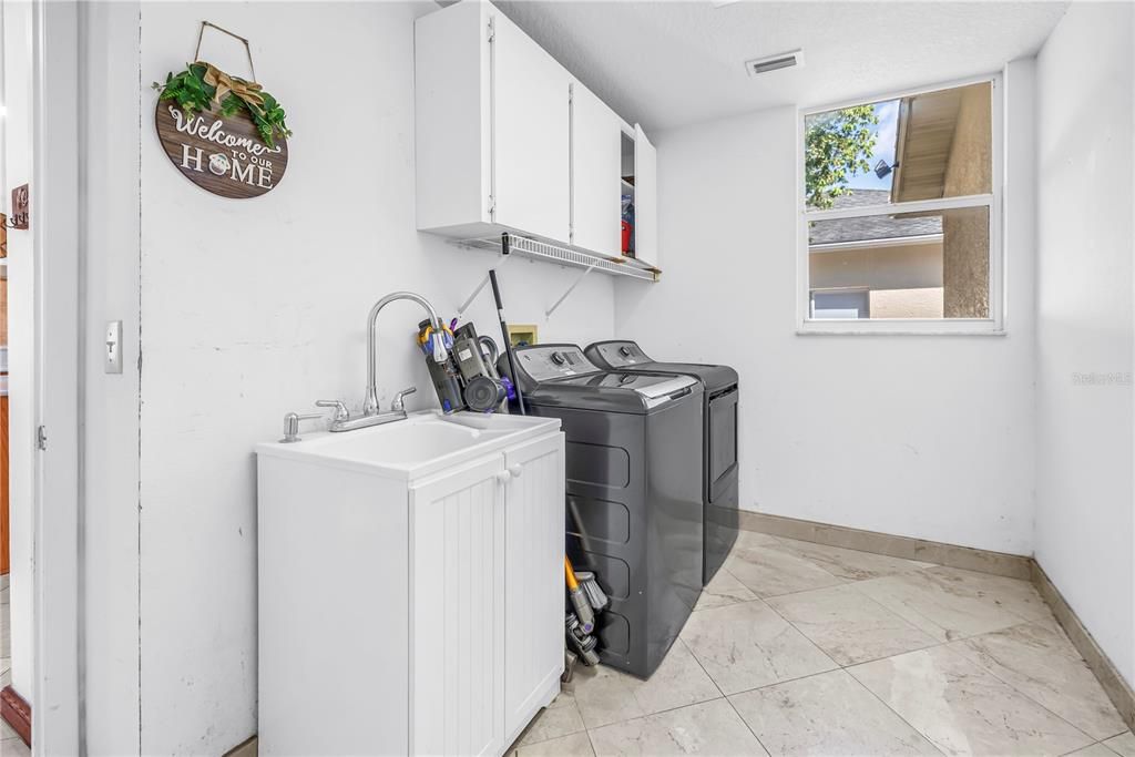 For Sale: $750,000 (5 beds, 4 baths, 3616 Square Feet)