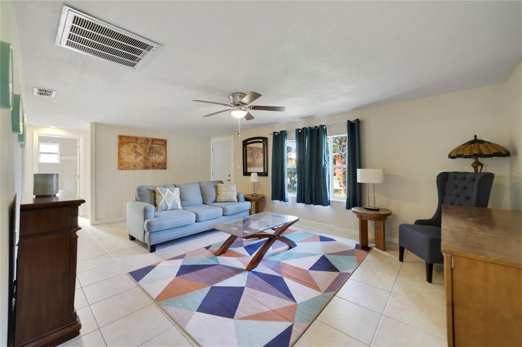For Rent: $750 (1 beds, 1 baths, 1025 Square Feet)