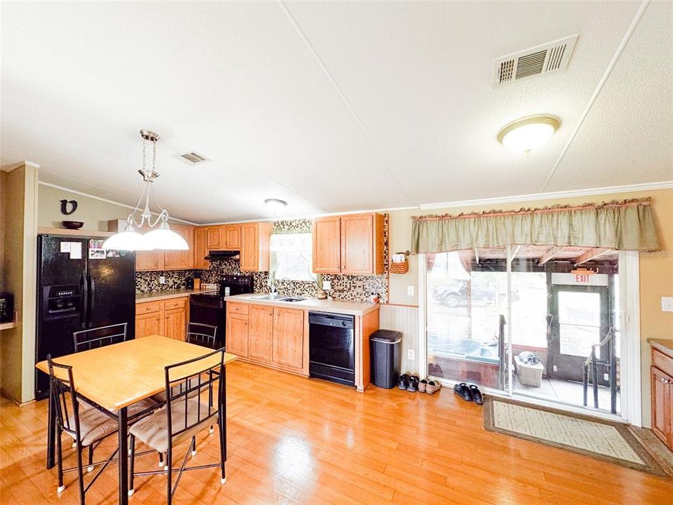 For Rent: $2,250 (3 beds, 2 baths, 1620 Square Feet)