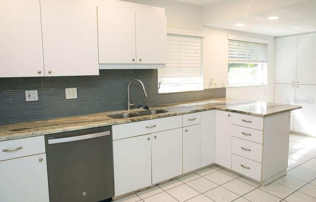 En Venta: $400,000 (3 camas, 2 baños, 1902 Pies cuadrados)