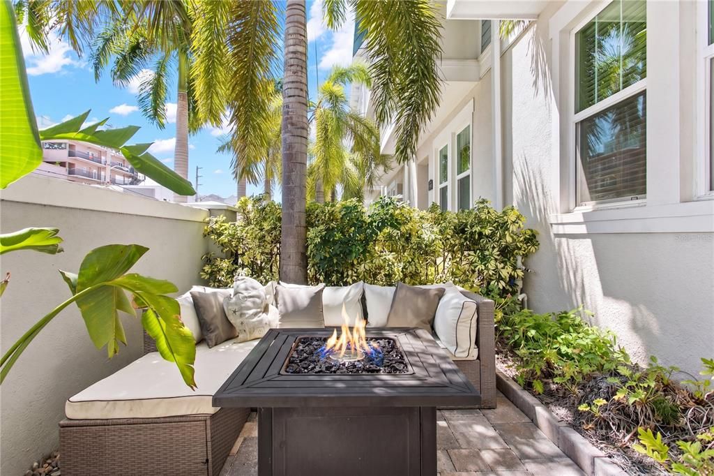 For Sale: $775,000 (3 beds, 3 baths, 1941 Square Feet)