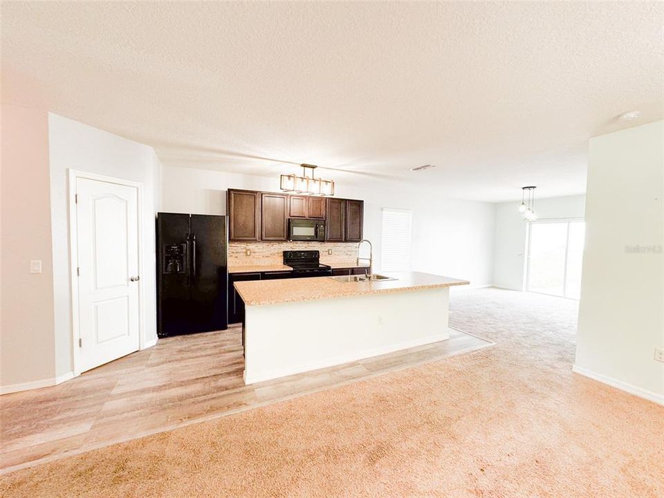 For Rent: $2,100 (4 beds, 2 baths, 1835 Square Feet)