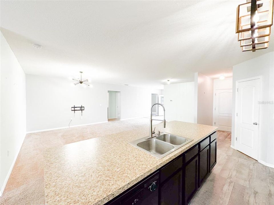 For Rent: $2,100 (4 beds, 2 baths, 1835 Square Feet)