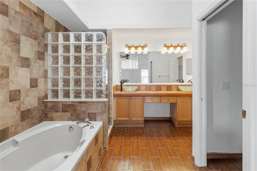 For Sale: $349,900 (4 beds, 2 baths, 1842 Square Feet)