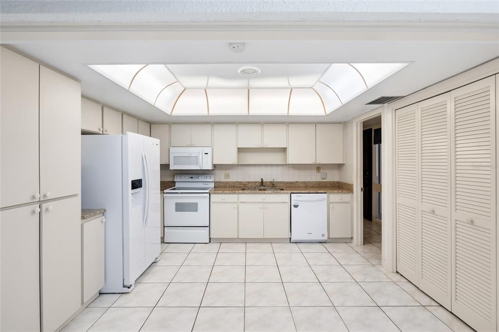 На продажу: $379,900 (2 спален, 2 ванн, 1730 Квадратных фут)