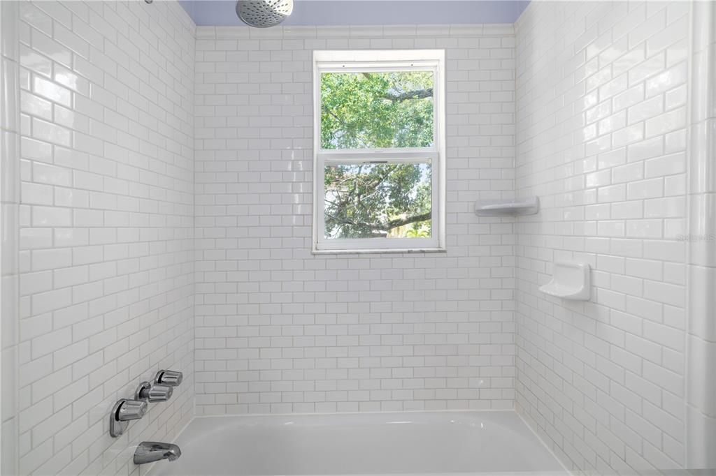 For Rent: $2,350 (2 beds, 1 baths, 1080 Square Feet)