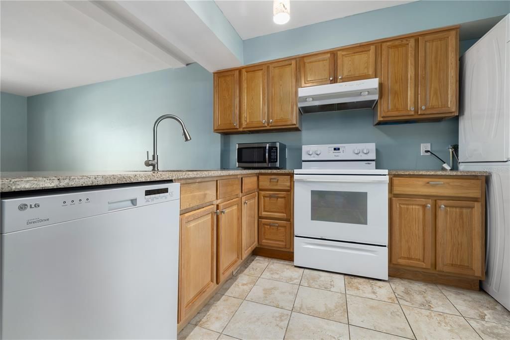 For Rent: $2,350 (2 beds, 1 baths, 1080 Square Feet)