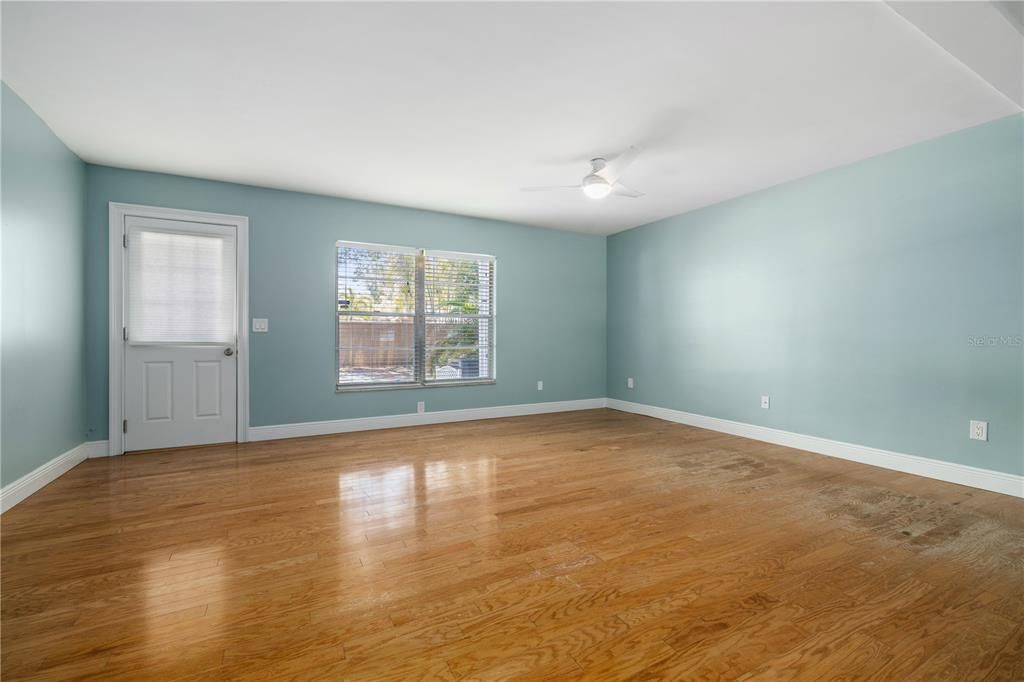 For Rent: $2,350 (2 beds, 1 baths, 1080 Square Feet)