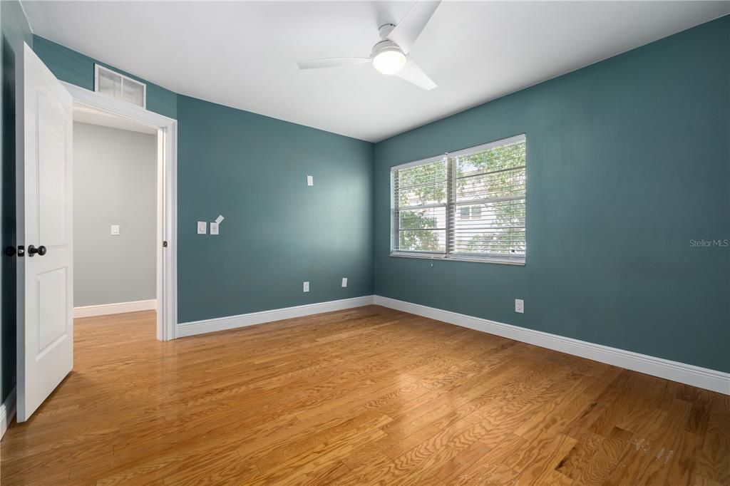 For Rent: $2,350 (2 beds, 1 baths, 1080 Square Feet)
