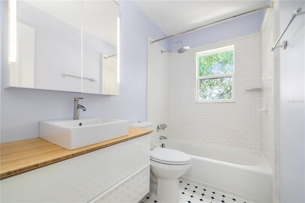 For Rent: $2,350 (2 beds, 1 baths, 1080 Square Feet)