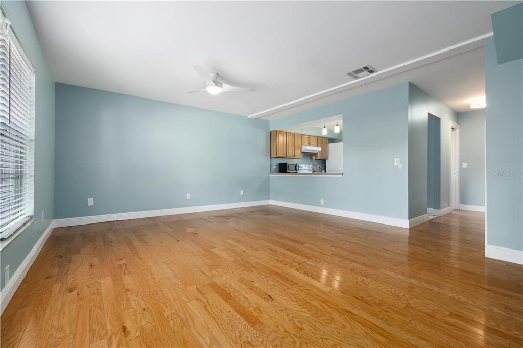 For Rent: $2,350 (2 beds, 1 baths, 1080 Square Feet)