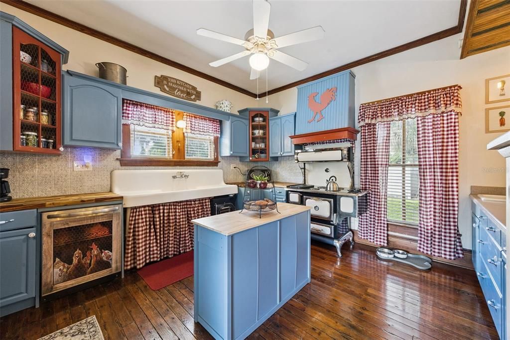 For Sale: $579,900 (4 beds, 3 baths, 2196 Square Feet)
