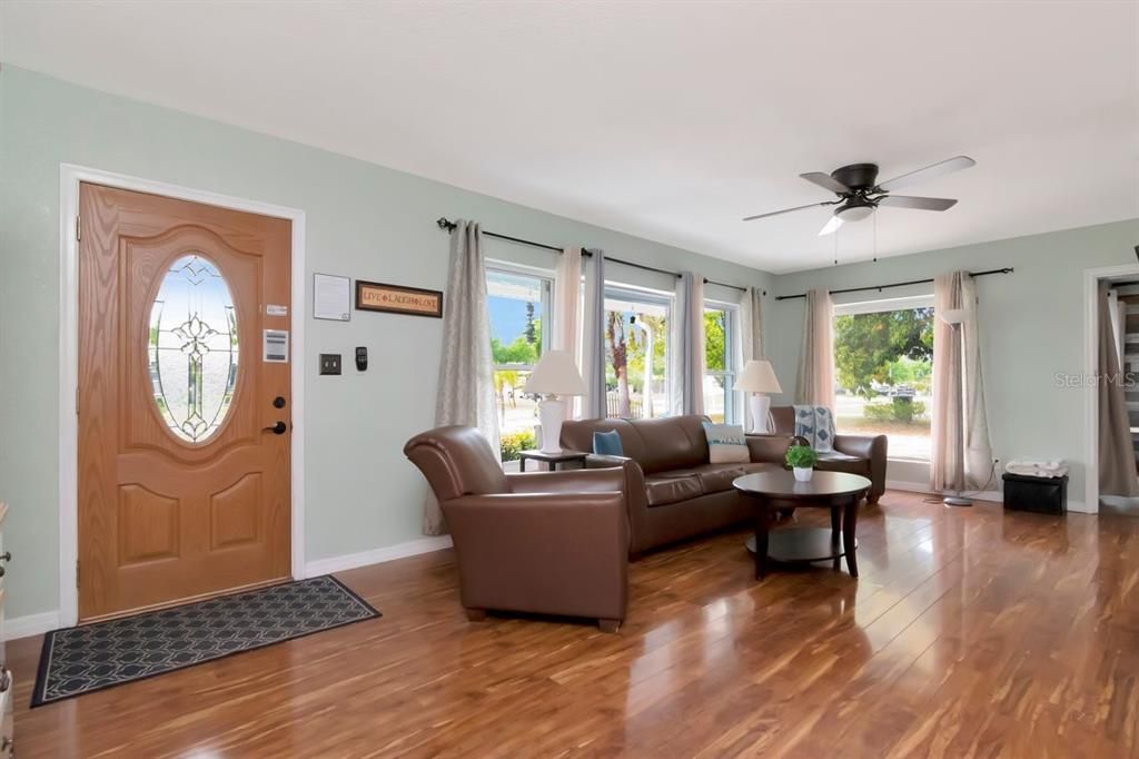 En Venta: $439,000 (4 camas, 2 baños, 1732 Pies cuadrados)