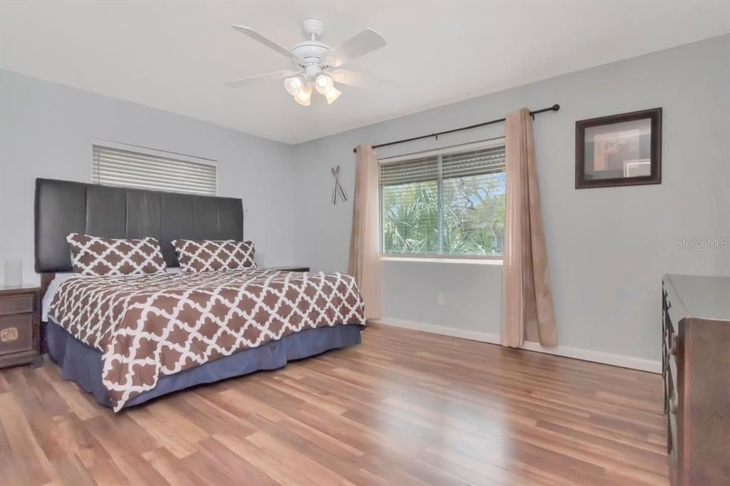 En Venta: $439,000 (4 camas, 2 baños, 1732 Pies cuadrados)