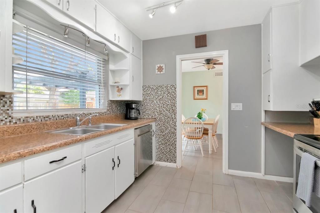 En Venta: $439,000 (4 camas, 2 baños, 1732 Pies cuadrados)