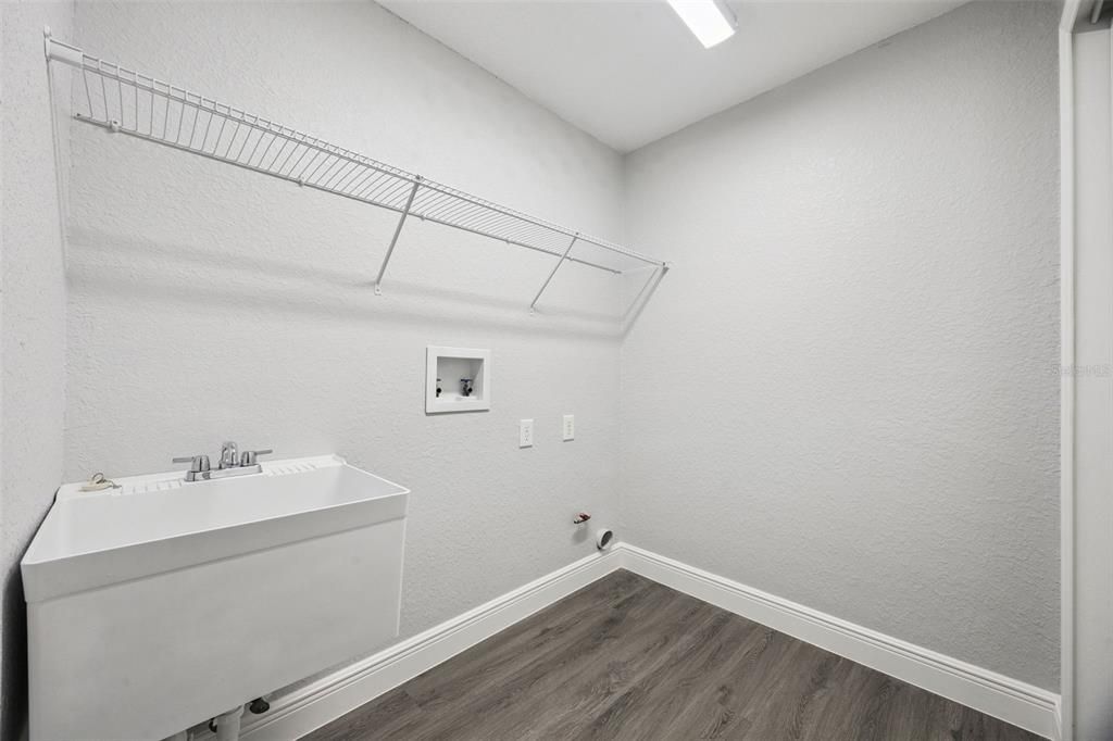 For Sale: $359,900 (3 beds, 2 baths, 1919 Square Feet)