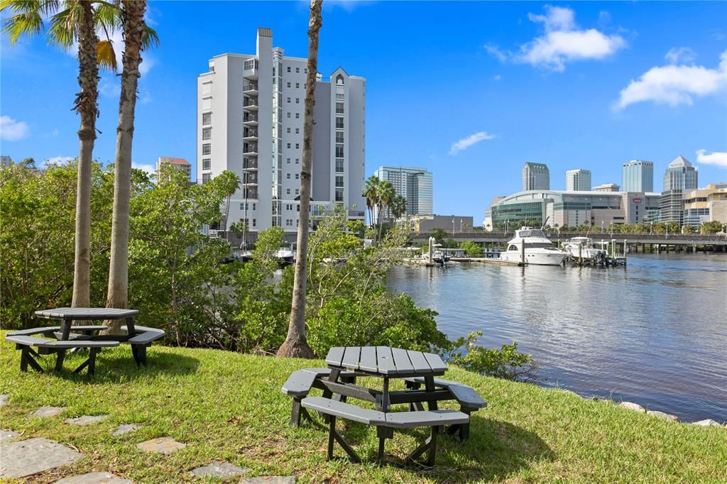 For Rent: $3,100 (1 beds, 1 baths, 1084 Square Feet)