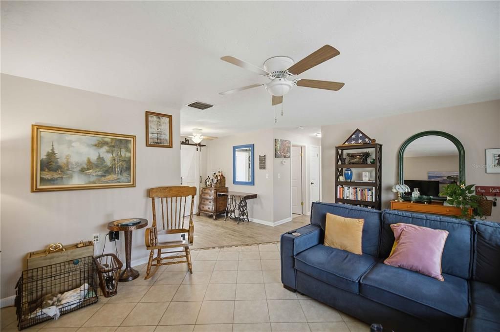 For Sale: $199,900 (2 beds, 1 baths, 1084 Square Feet)