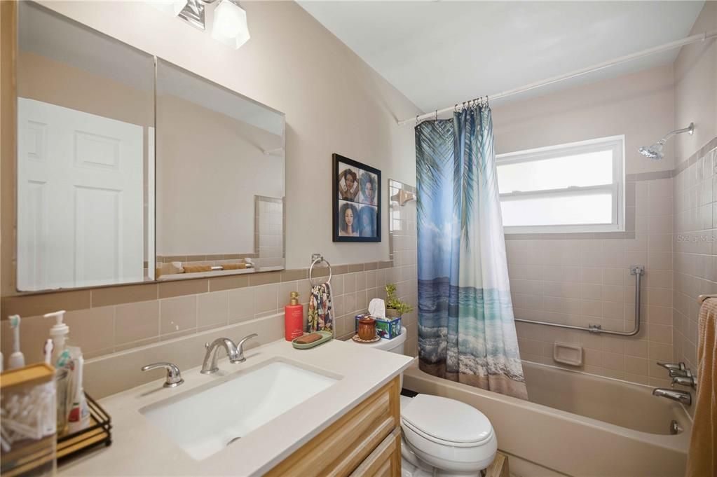 For Sale: $199,900 (2 beds, 1 baths, 1084 Square Feet)