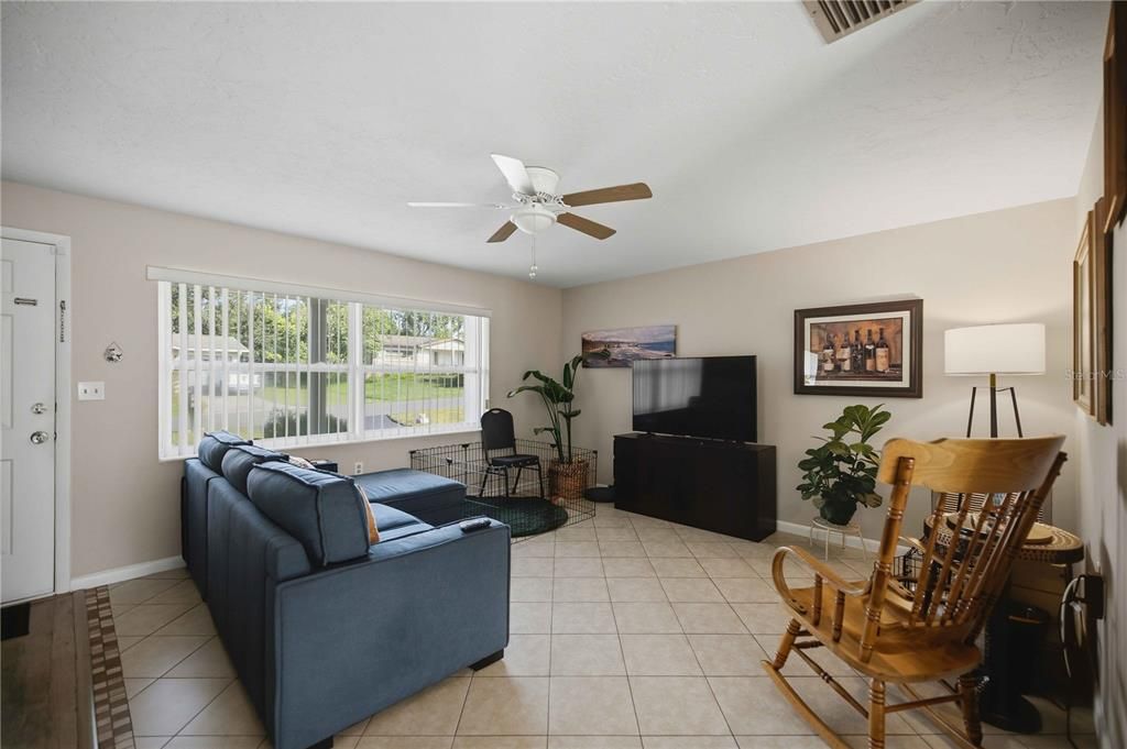 For Sale: $199,900 (2 beds, 1 baths, 1084 Square Feet)