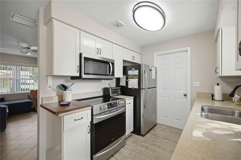 For Sale: $199,900 (2 beds, 1 baths, 1084 Square Feet)