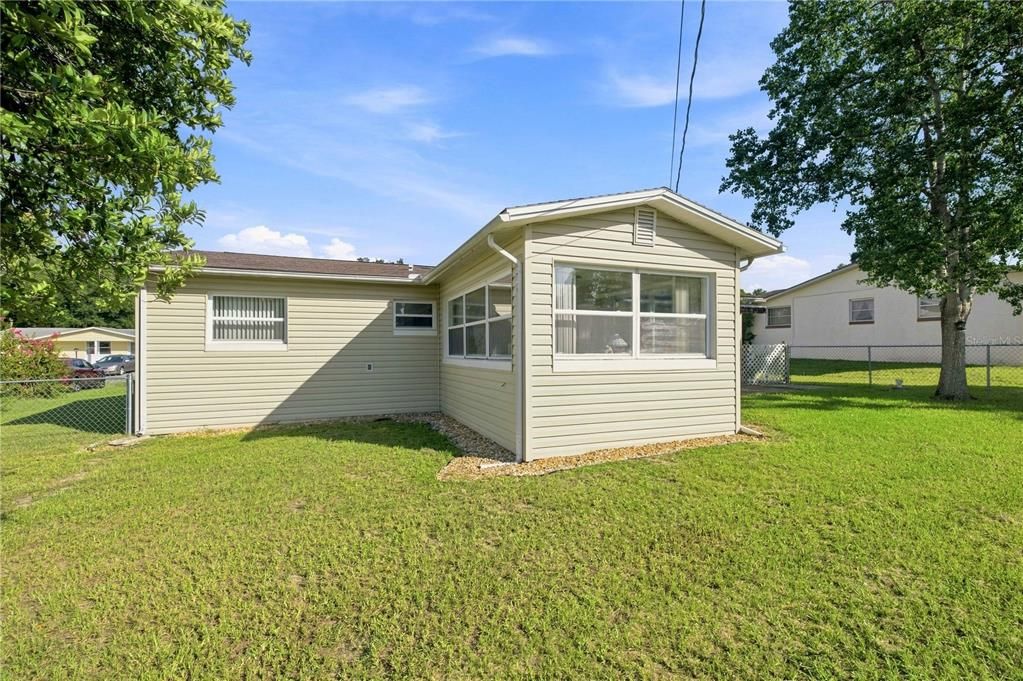 For Sale: $199,900 (2 beds, 1 baths, 1084 Square Feet)