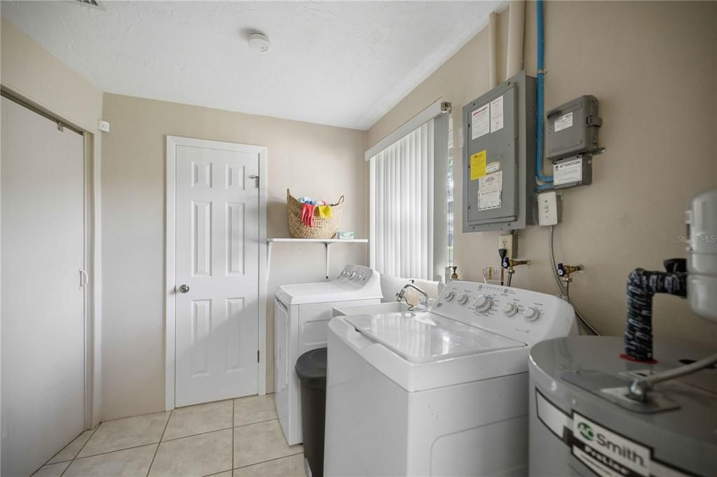 For Sale: $199,900 (2 beds, 1 baths, 1084 Square Feet)