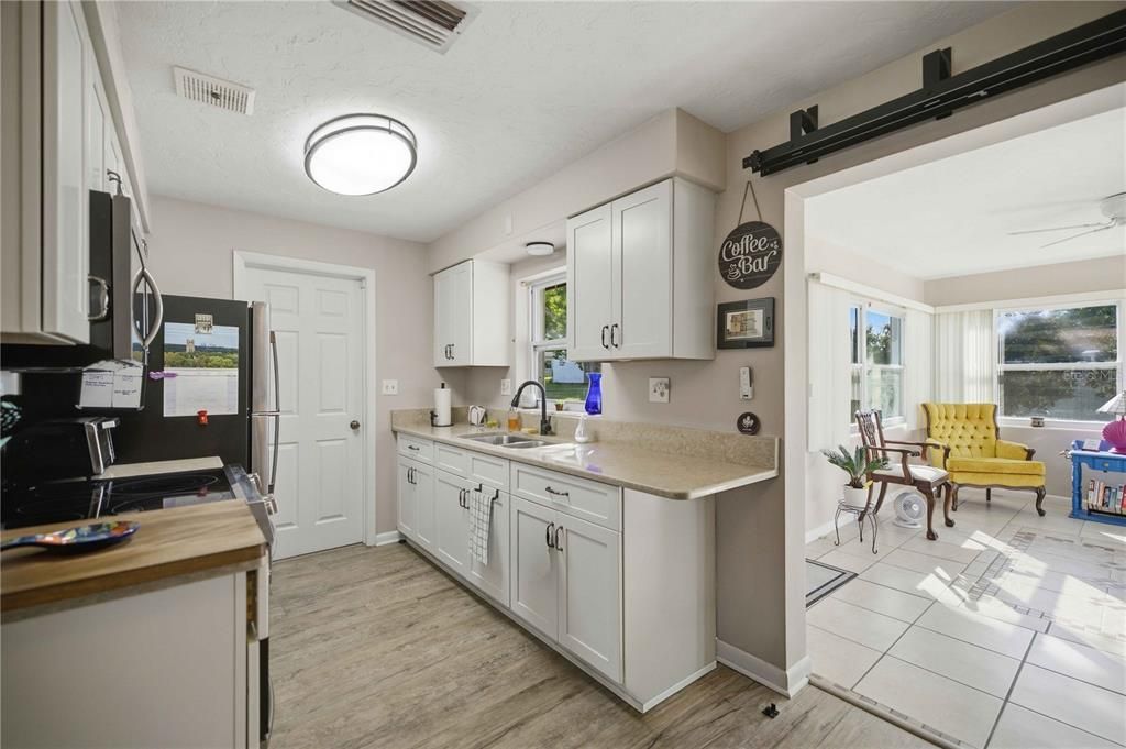 For Sale: $199,900 (2 beds, 1 baths, 1084 Square Feet)