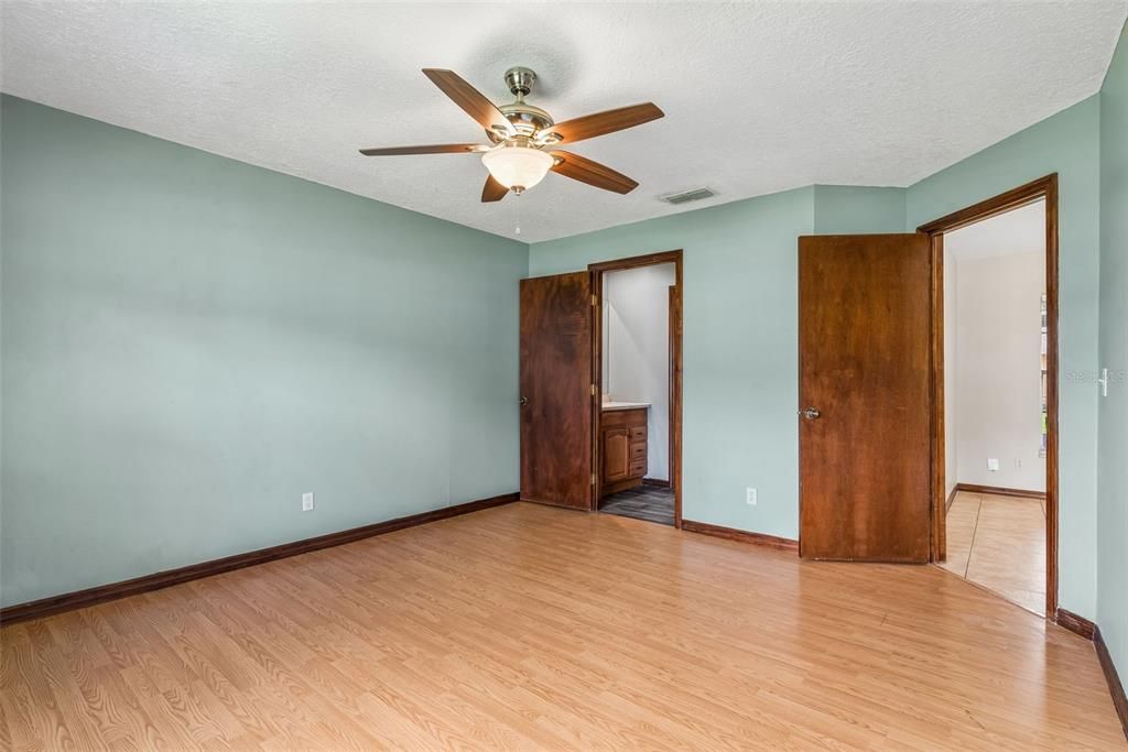 For Sale: $375,000 (3 beds, 2 baths, 1528 Square Feet)