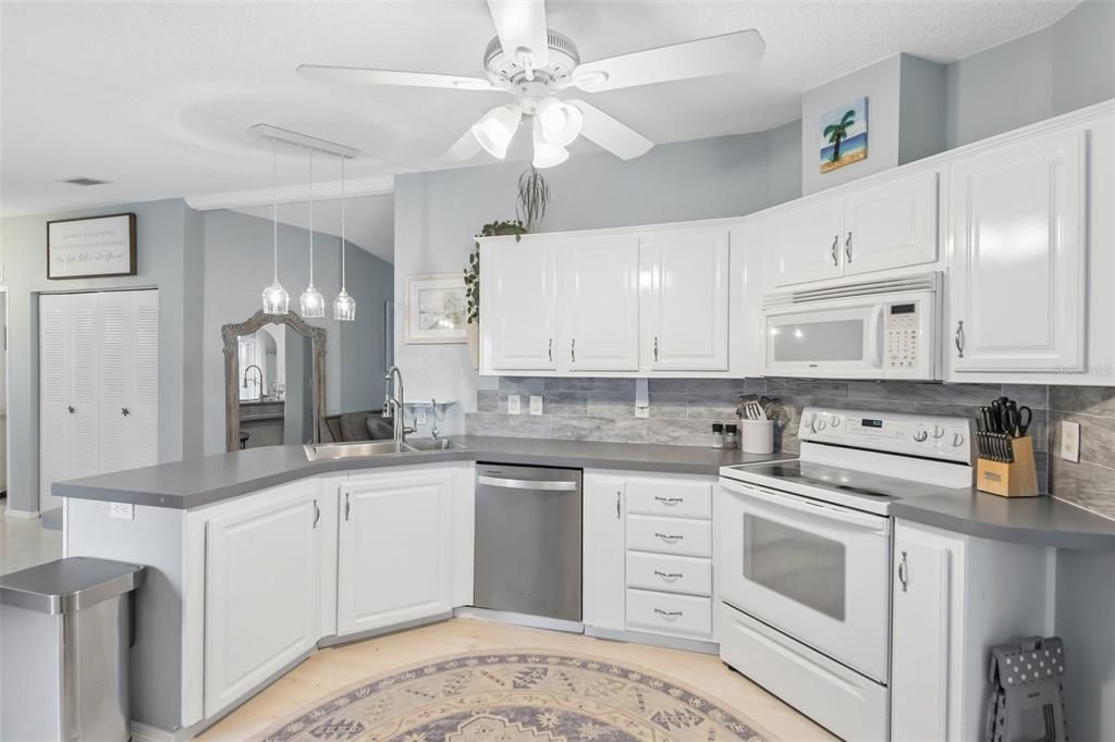 For Sale: $495,000 (3 beds, 3 baths, 1330 Square Feet)