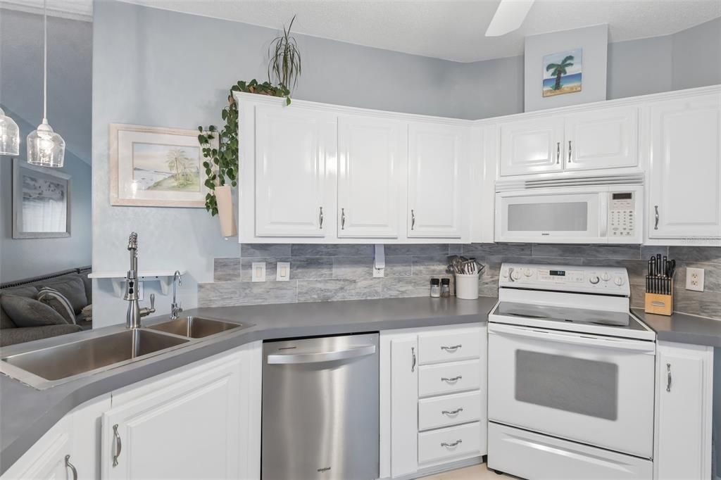 For Sale: $495,000 (3 beds, 3 baths, 1330 Square Feet)