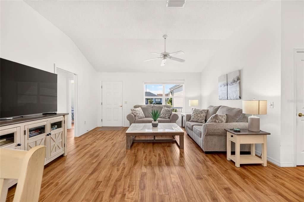 For Sale: $475,000 (3 beds, 2 baths, 1668 Square Feet)