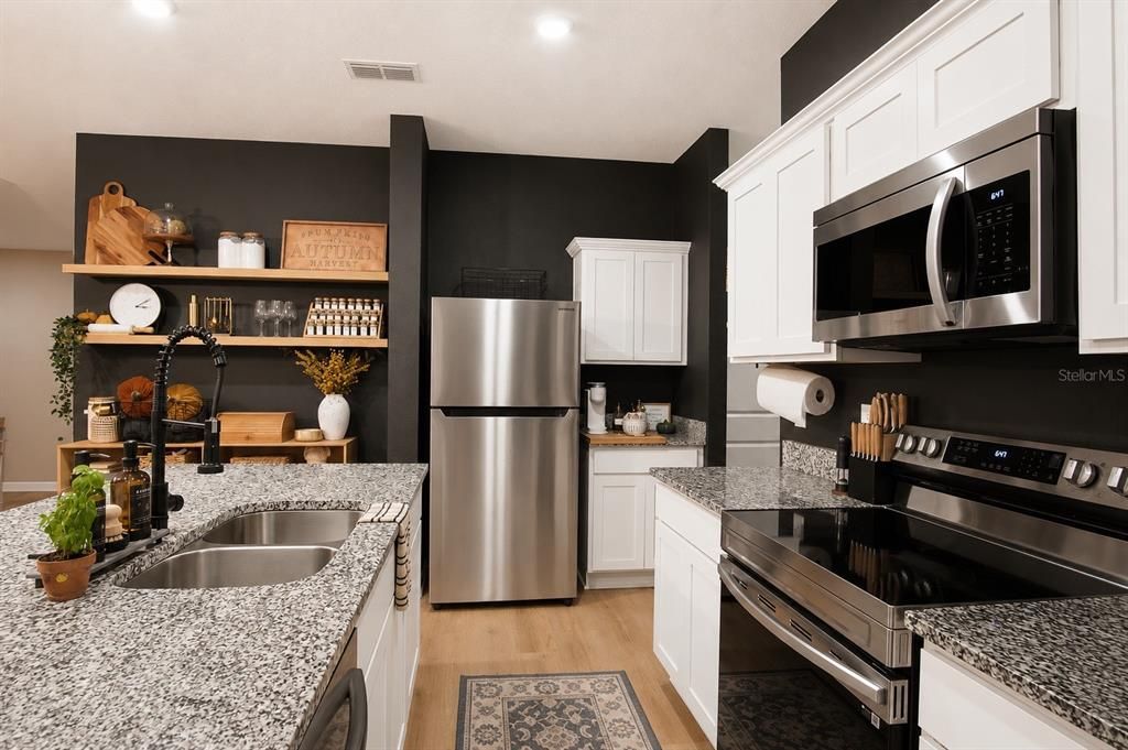 For Sale: $549,900 (4 beds, 2 baths, 2406 Square Feet)