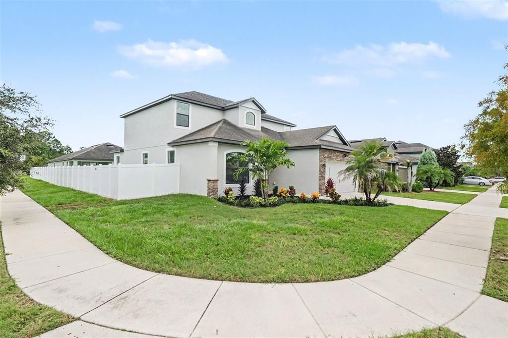For Sale: $375,000 (5 beds, 2 baths, 2595 Square Feet)