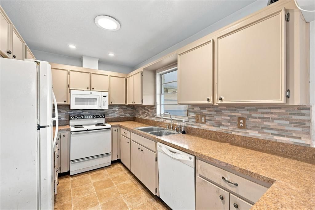 For Sale: $120,000 (2 beds, 2 baths, 1149 Square Feet)