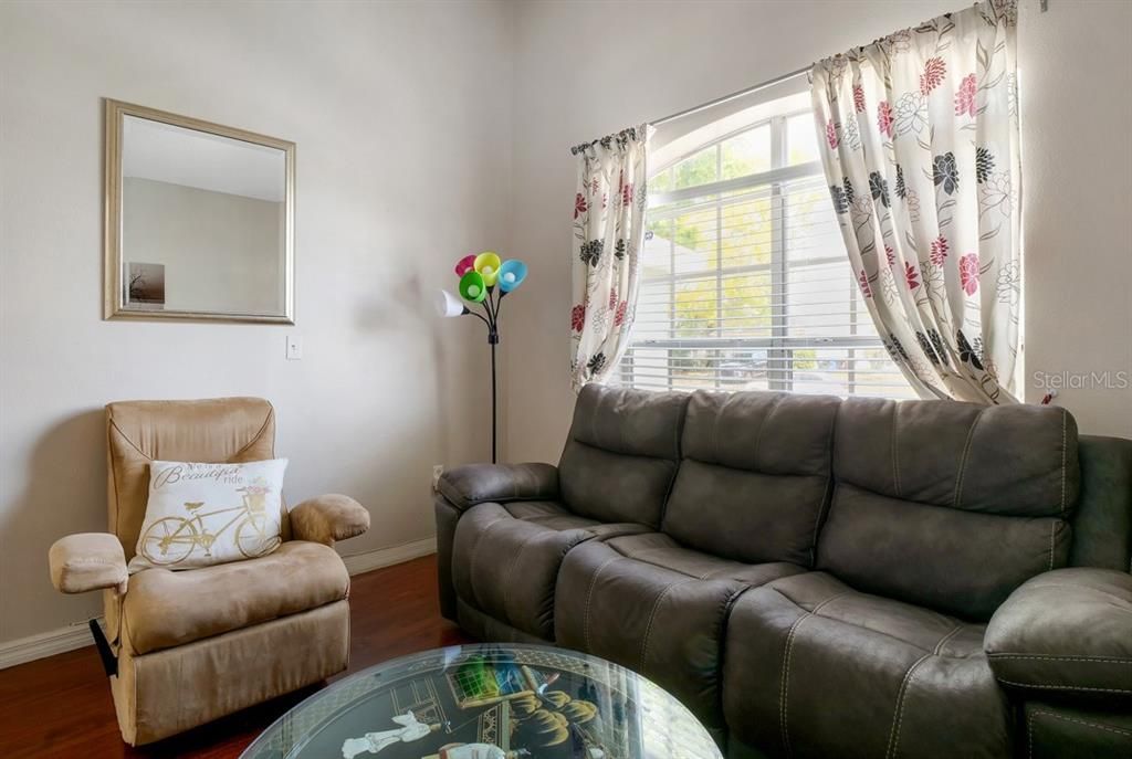 En Renta: $2,500 (4 camas, 2 baños, 1999 Pies cuadrados)